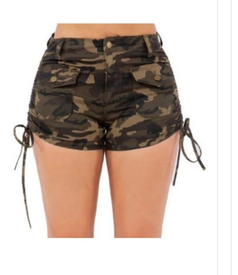 CAMO ROUCHED SHORTS